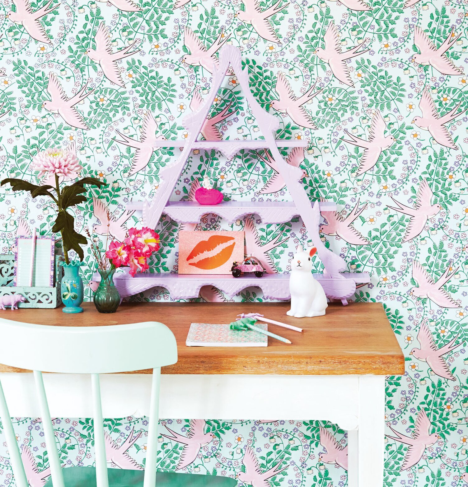 Bild av stilfullt skrivbord med färgsprakande tapet