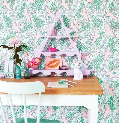 Bild av stilfullt skrivbord med färgsprakande tapet