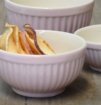 Bild av tre eleganta skålar i rosa med äppelskivor