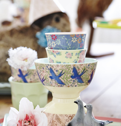 Bild av färgglada, konstnärligt dekorerade skålar