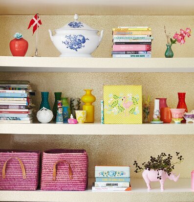 Bild av färgglad och eklektisk hylla med dekorationer