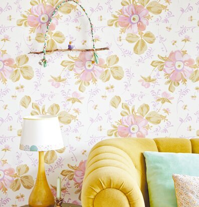 Bild av harmonisk heminredning med livlig blommig tapet