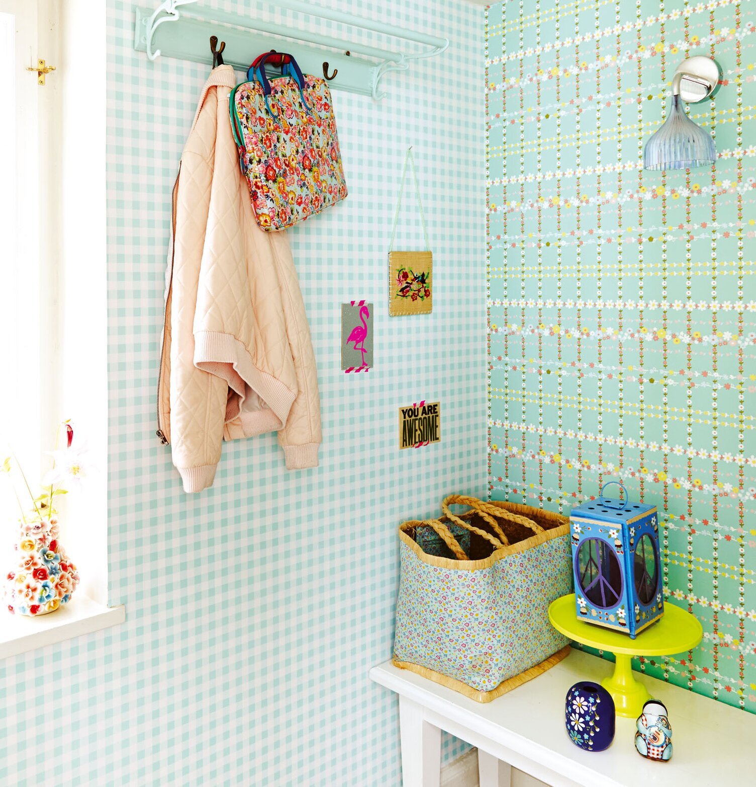 Tapet Rice från Rice pryder väggarna i ett färgglatt rum