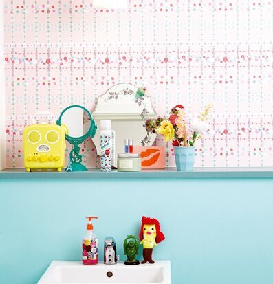 Bild av ett färgglatt och lekfullt badrum med blommig tapet