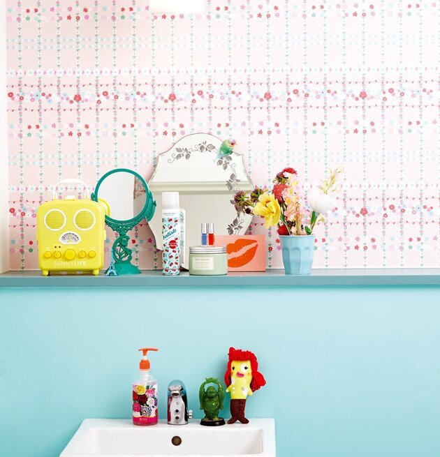 Bild av ett färgglatt och lekfullt badrum med blommig tapet