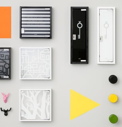 Bild av nyckelskåp och färgglada dekorativa element