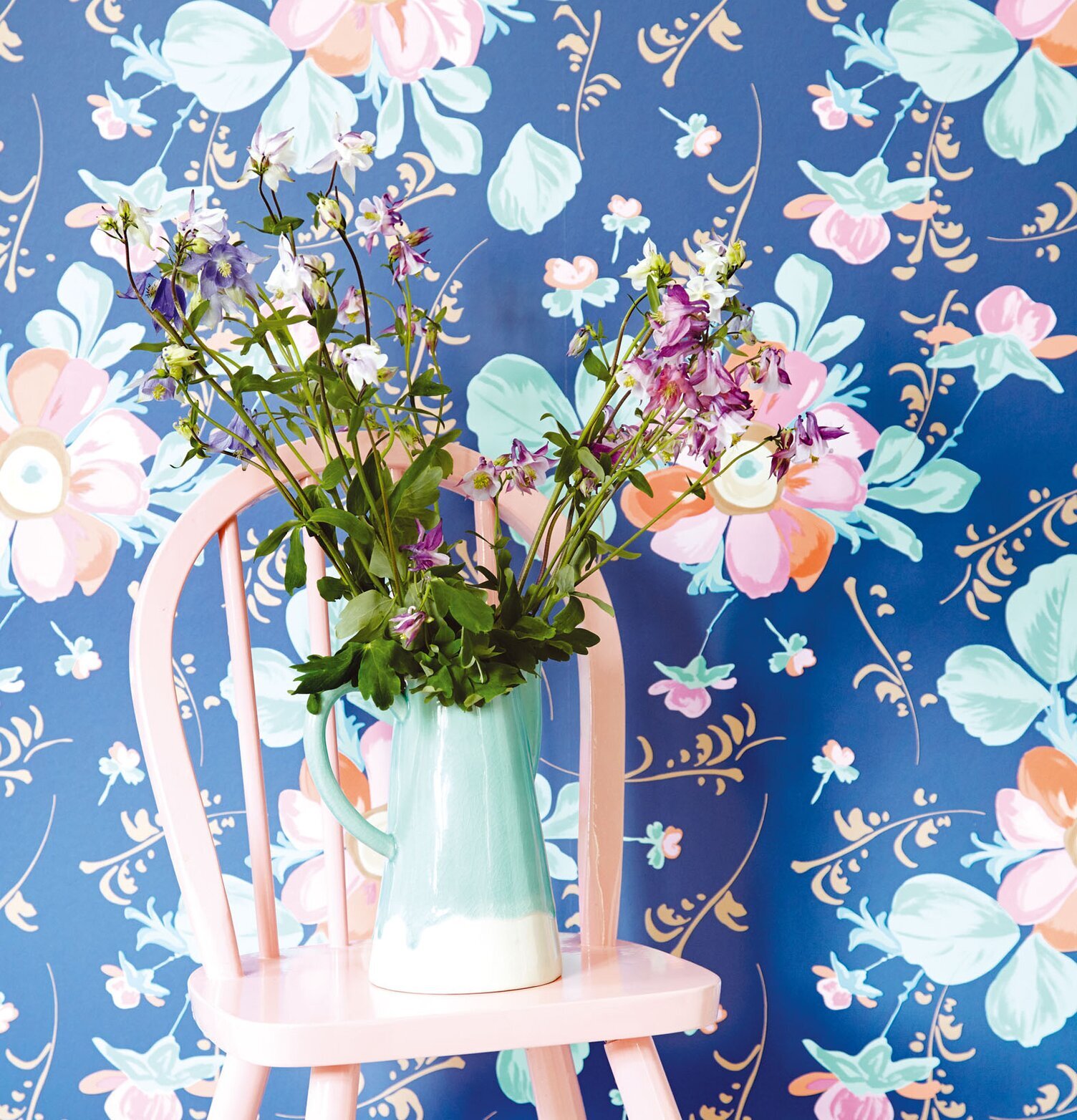 Bild av harmonisk inredning med blommönstrad tapet