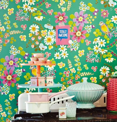 Bild av färgstark och livlig inredning med blommönster