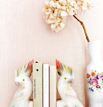 Bild av harmonisk inredning med papegojbokstöd