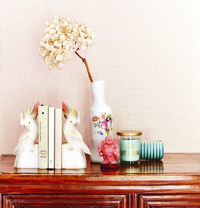 Bild av smakfullt arrangerad hylla med dekorativa föremål