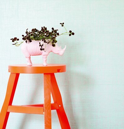 Bild av färgglad inredning med pall och växtprydnad