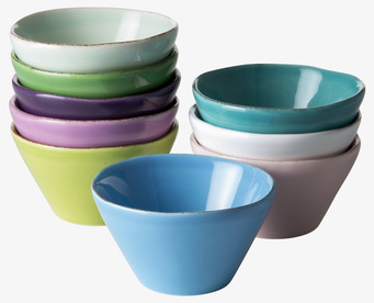 Bild av färgglada små skålar för servering och dekoration