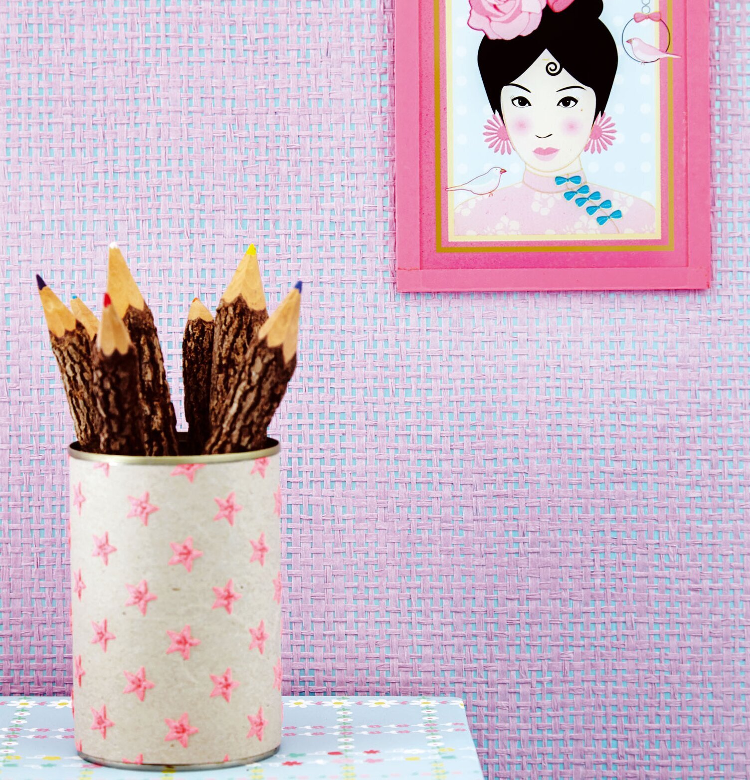 Tapet Rice från Rice med rosa och blå texturerad design