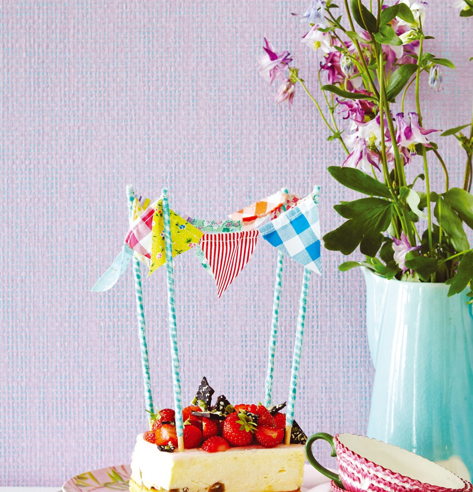 Tapet Rice från Rice med tårta, keramikmuggar och blommor