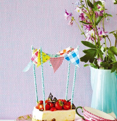 Bild av färgglad tårta och stilrena vardagsartiklar