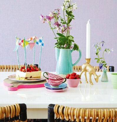 Bild av elegant bord med färgglad tårta och blommor