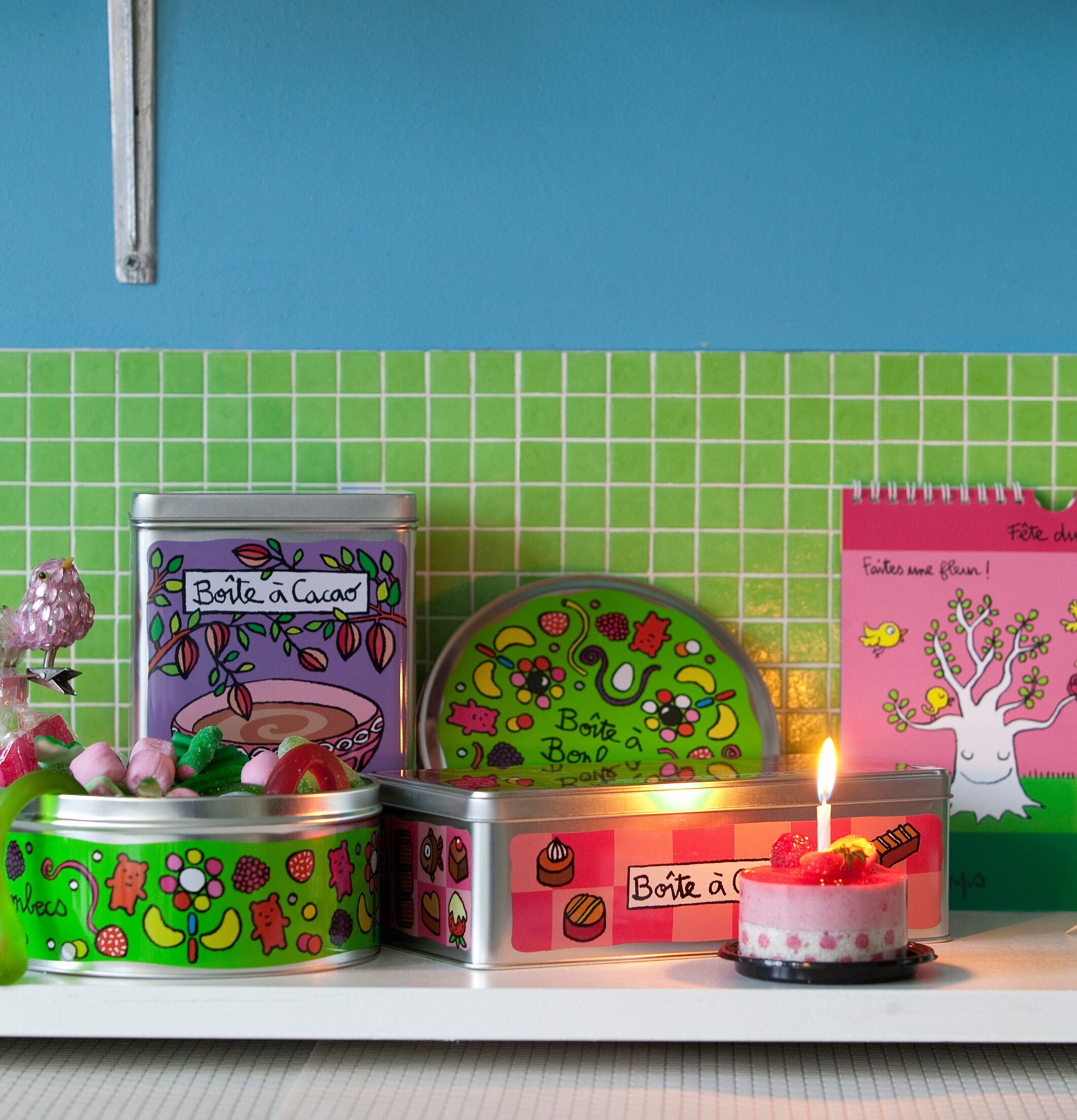 Plåtburk Praliner rosa från Derriére la porte i kök