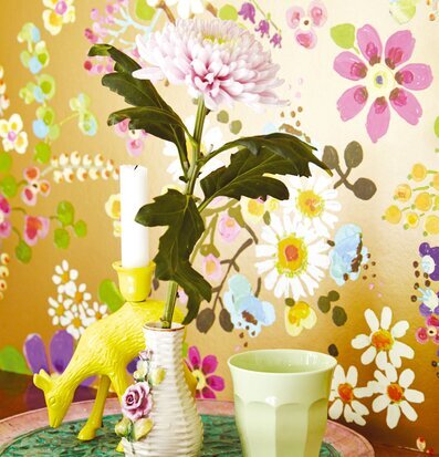 Bild av färgglad tapet och dekorativa föremål hemma