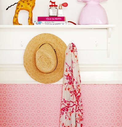 Bild av harmonisk inredning med rosa tapet och detaljer