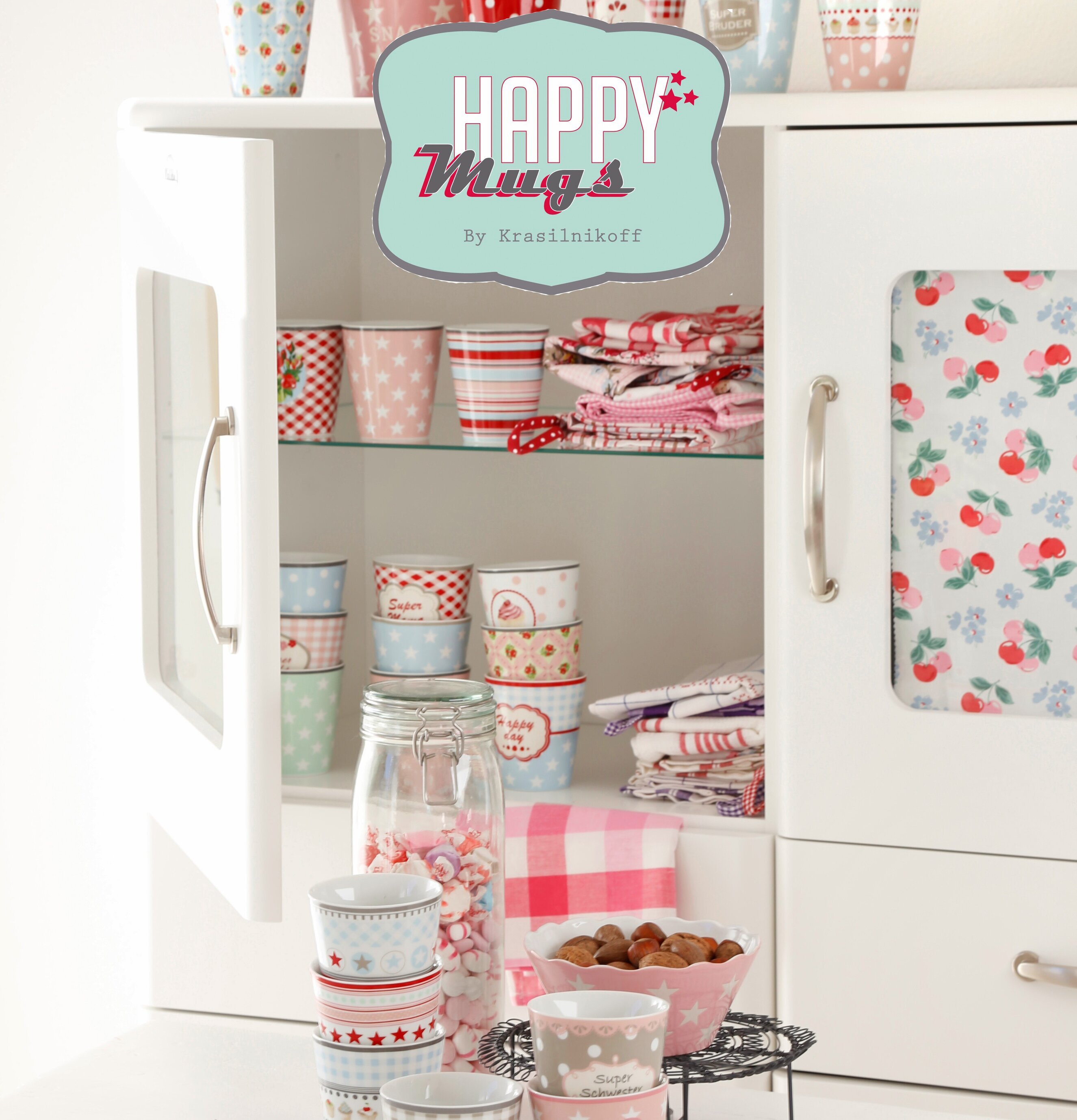 Bild av färgglada och stilfulla muggar i köksmiljö