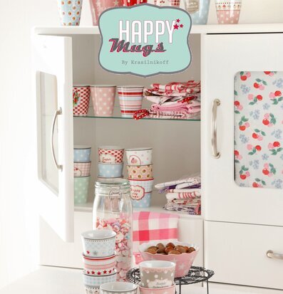 Bild av färgglada och stilfulla muggar i köksmiljö