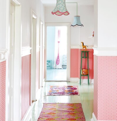 Bild av färgglad och inbjudande korridor med tapet