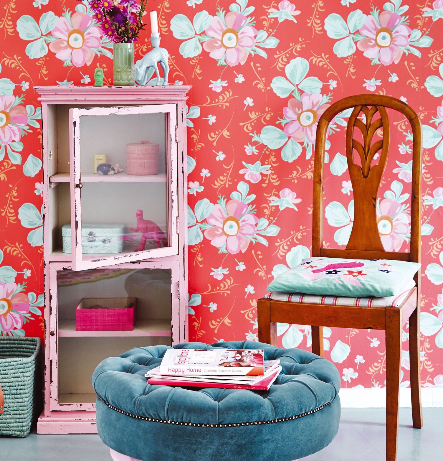 Bild av färgstark interiör med blommig tapet och möbler