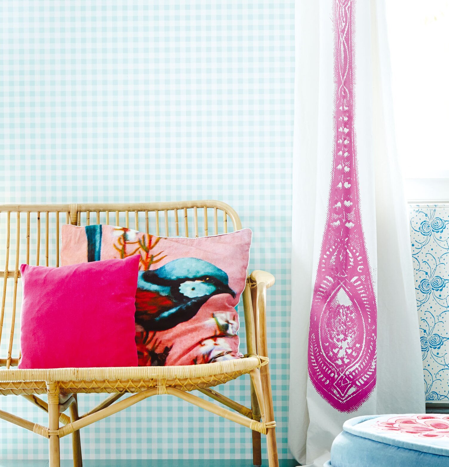 Bild av modernt retro-rum med blå och rosa detaljer