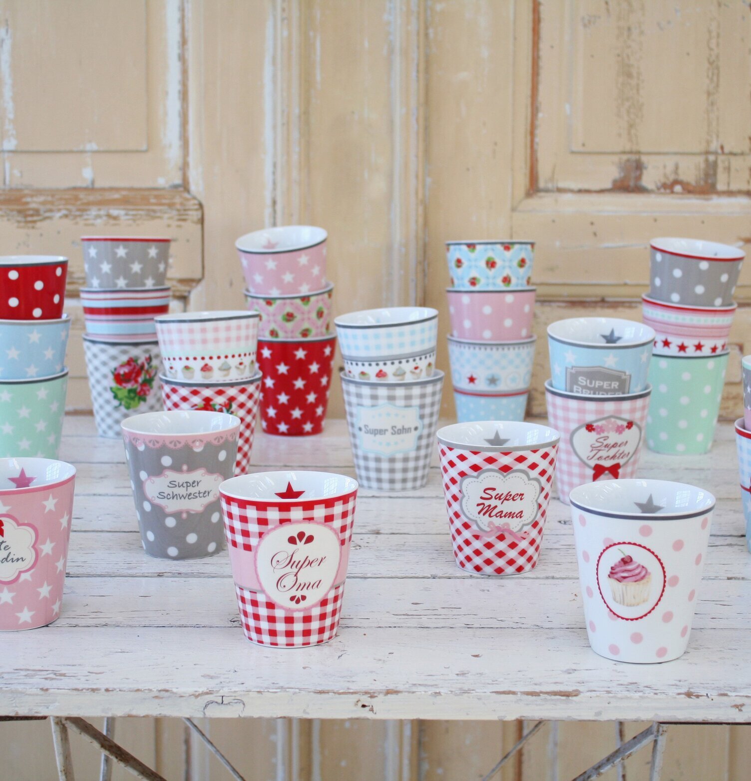 Happy Mugs - Star Mintgrön från Krasilnikoff på träbord