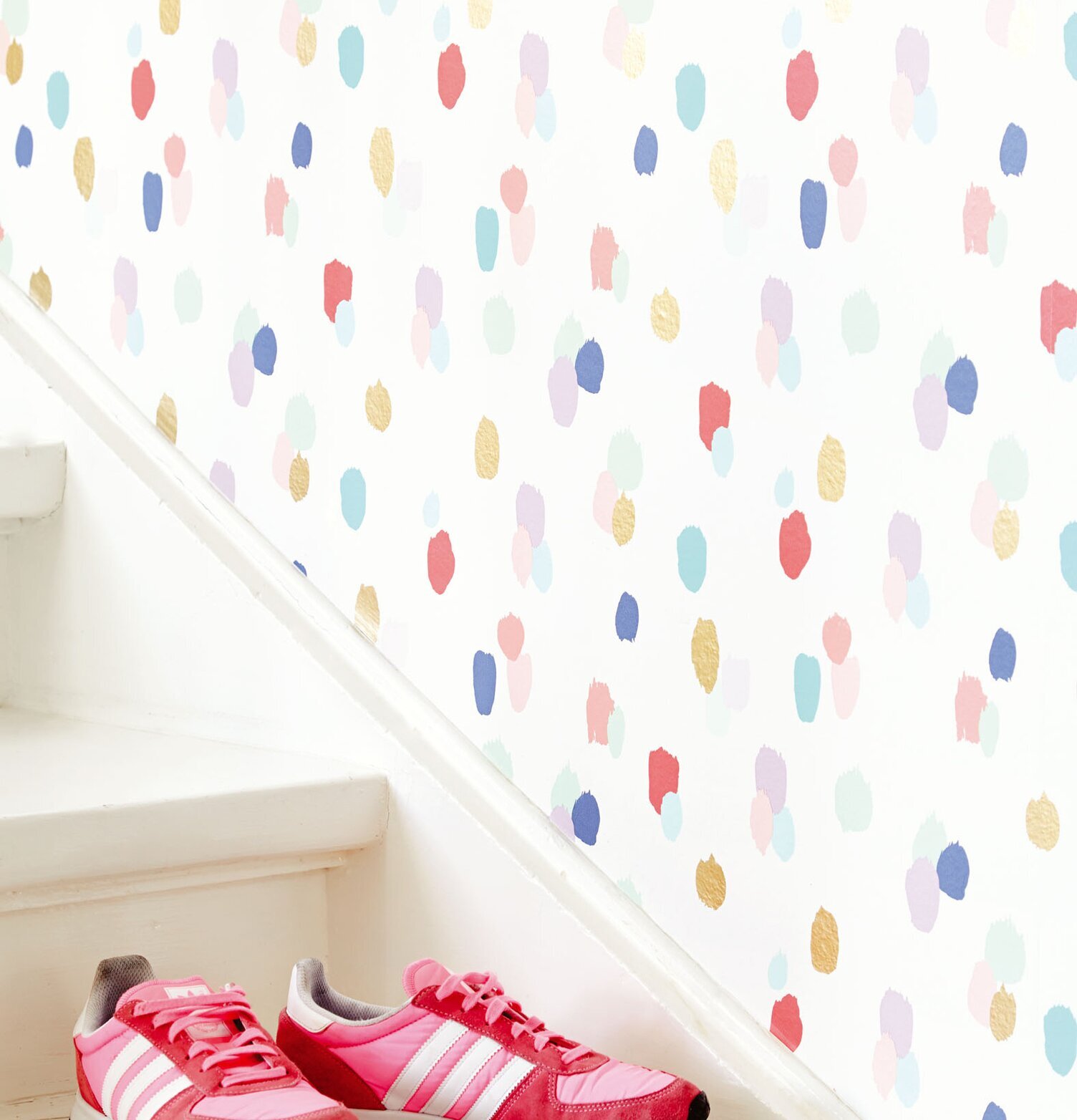 Bild av färgglad trappa med livfull tapet och skor