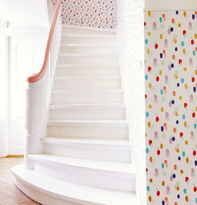 Bild av färgglad och inbjudande trappa med lekfull tapet