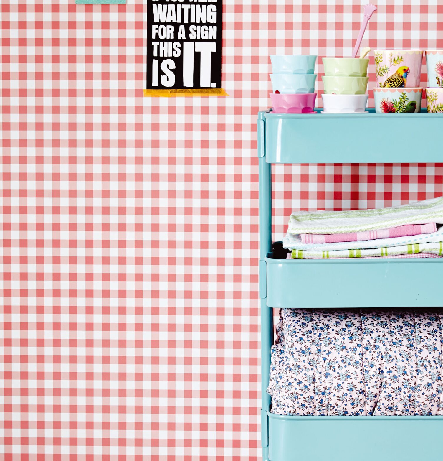 Bild av färgglad inredning med lekfull och modern stil