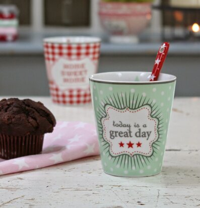 Bild av mysig morgonstund med mugg och chokladmuffin