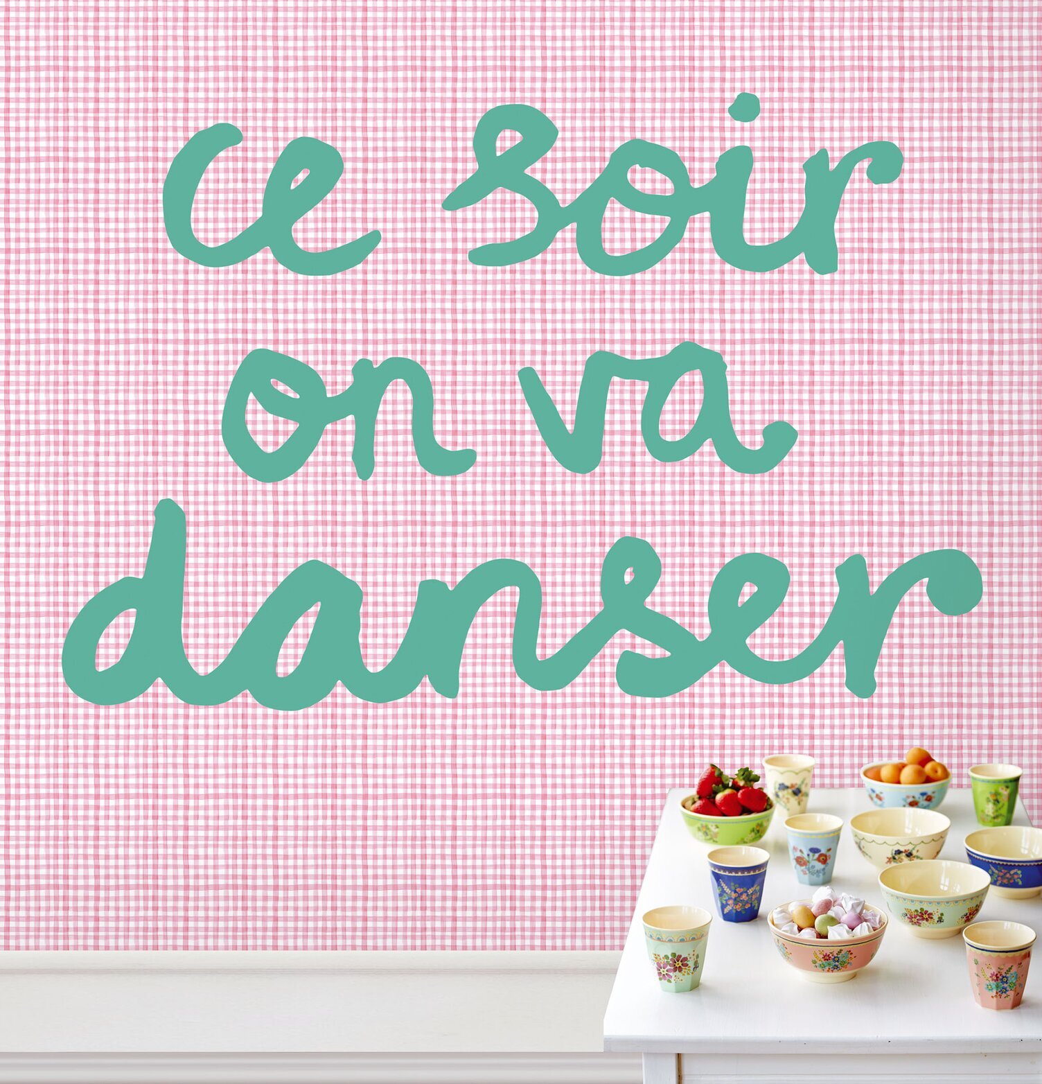 Bild av färgglad tapet och stilrent bord med koppar