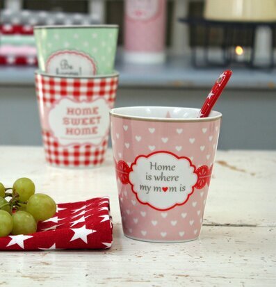 Bild av charmiga koppar och muggar i hemtrevlig stil