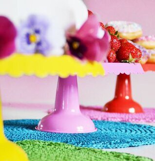 Kakfat/Tårtfat från La Shelf i gult, rosa och rött