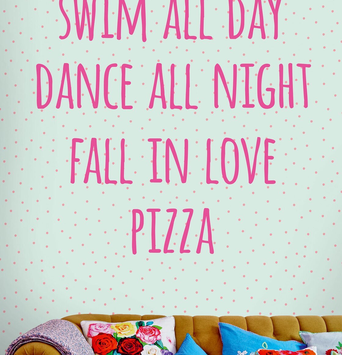 Tapet - Let’s Fall In Love från Rice i ett färgstarkt rum