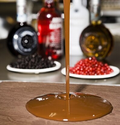 Bild av chokladtillverkning med smaker och detaljer