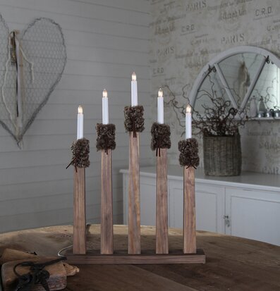 Bild av elegant ljusstake i stilren och hemtrevlig miljö