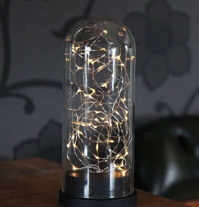 Bild av elegant glaskupol med ljusslinga, mysig atmosfär