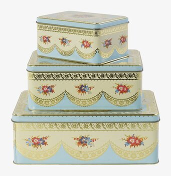 Bild av tre vintageinspirerade plåtlådor med blommotiv