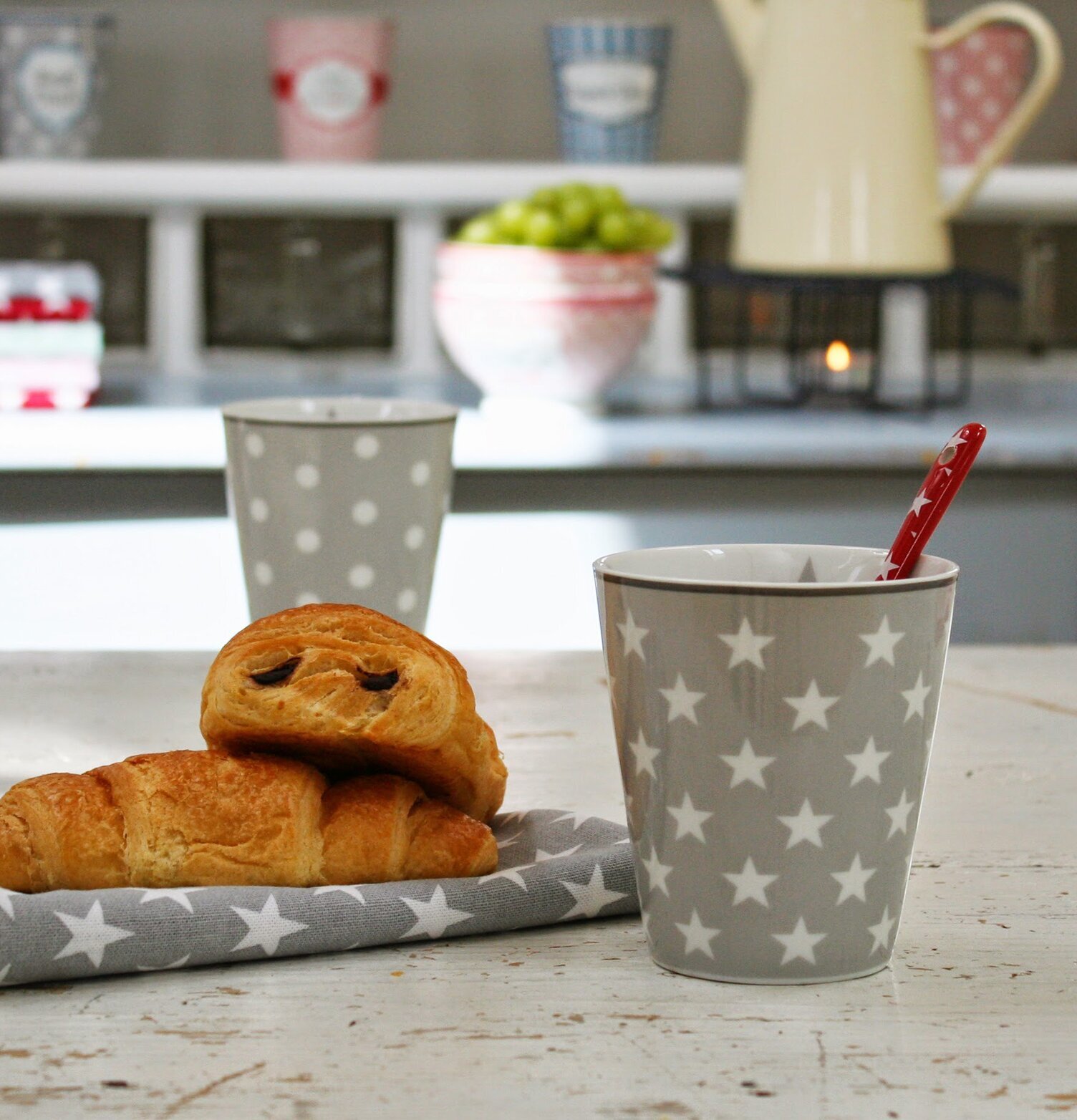 Happy Mugs - Star Ljusgrå från Krasilnikoff på trädgårdsbord