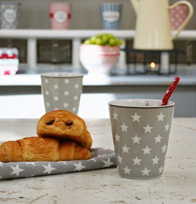 Bild av hemtrevlig frukostmiljö med stjärnmönstrad mugg