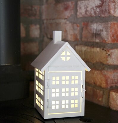 Bild av dekorativt vitt metallhus med varm belysning