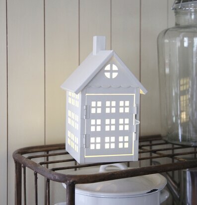 Bild av stilrent metallhus som skapar mysig atmosfär