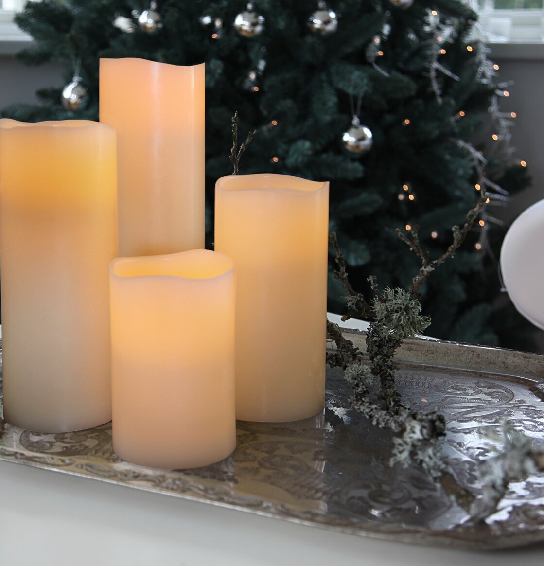 Vaxljus Elfenbensvit från Star Trading på dekorativ bricka