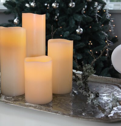 Bild av hemtrevlig scen med ljus och juldekorationer