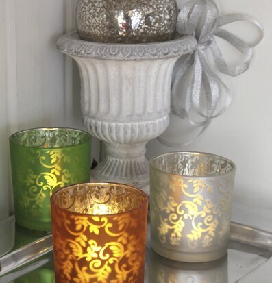 Bild av vackra vaxljus i glas på spegelblank yta