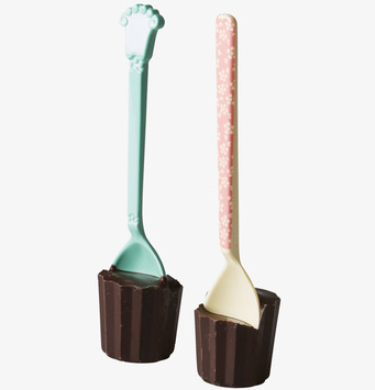 Bild av färgglada melaminskedar med chokladbas