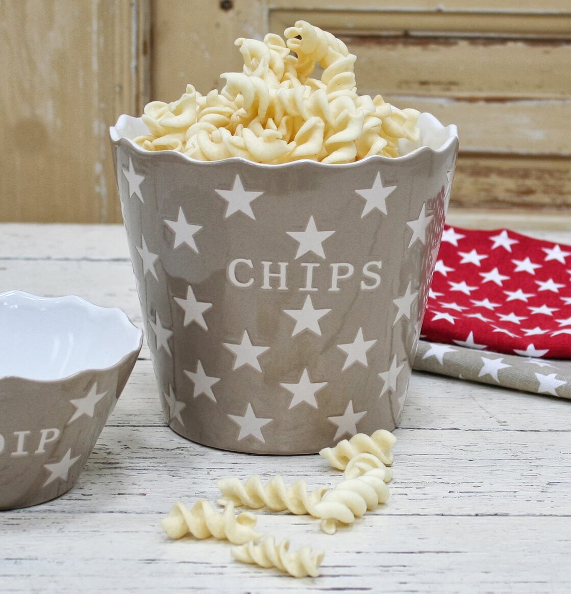 Foto av smakfull dukning med stjärnmönstrade skålar